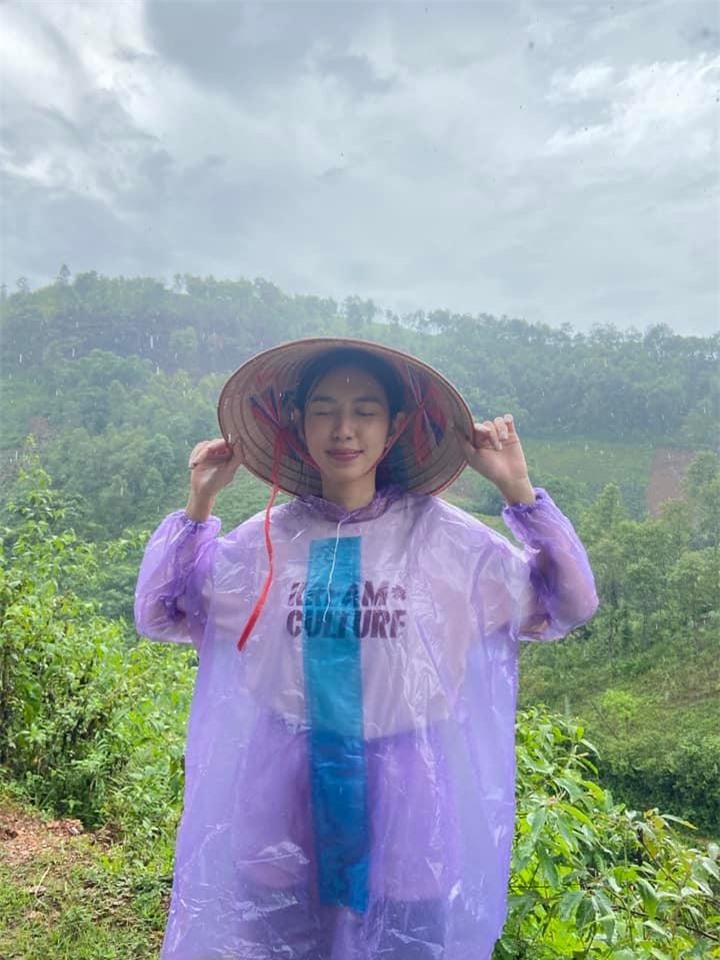 Hình ảnh Hoa hậu Thùy Tiên đi từ thiện ở Sơn La khiến fan xúc động ảnh 1