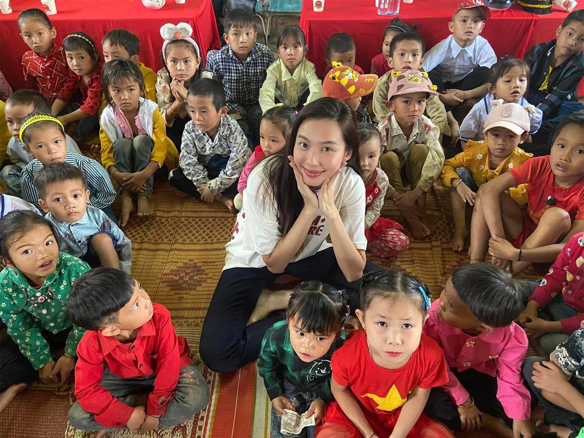 Hình ảnh Hoa hậu Thùy Tiên đi từ thiện ở Sơn La khiến fan xúc động ảnh 12