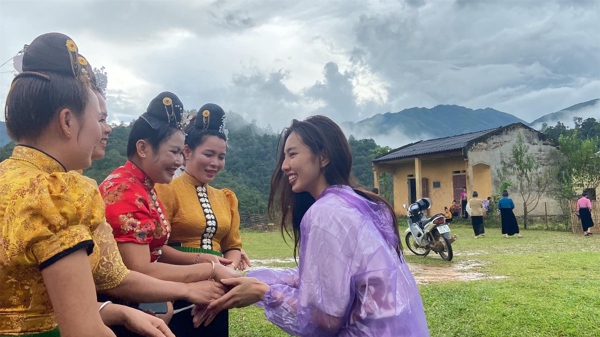 Hình ảnh Hoa hậu Thùy Tiên đi từ thiện ở Sơn La khiến fan xúc động ảnh 7