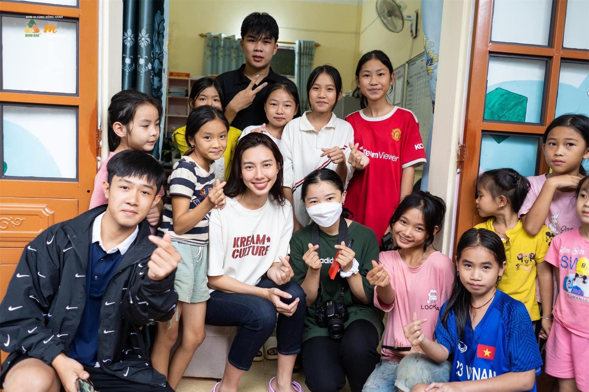 Hình ảnh Hoa hậu Thùy Tiên đi từ thiện ở Sơn La khiến fan xúc động ảnh 8