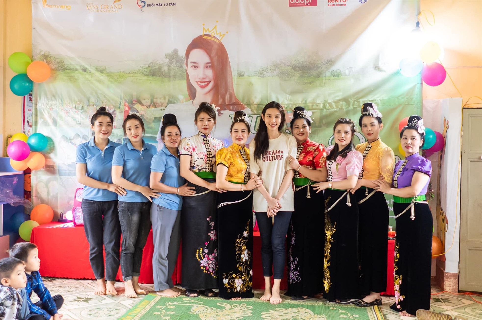 Hình ảnh Hoa hậu Thùy Tiên đi từ thiện ở Sơn La khiến fan xúc động ảnh 9