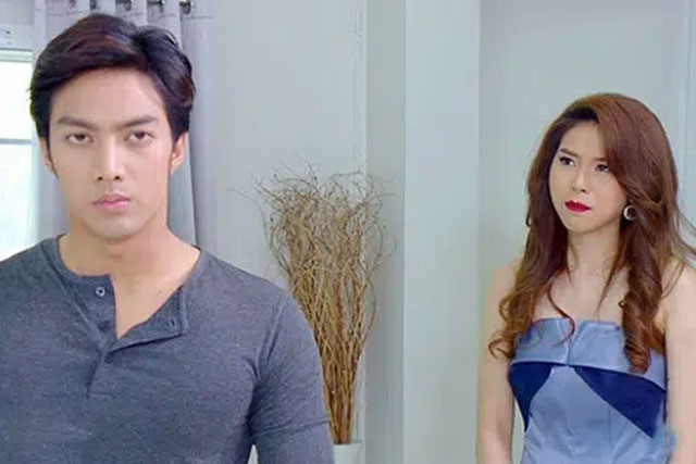 Vừa lật chiếc gối lên trong đêm tân hôn mà tôi sợ toát mồ hôi nhìn thứ vợ giấu bên dưới