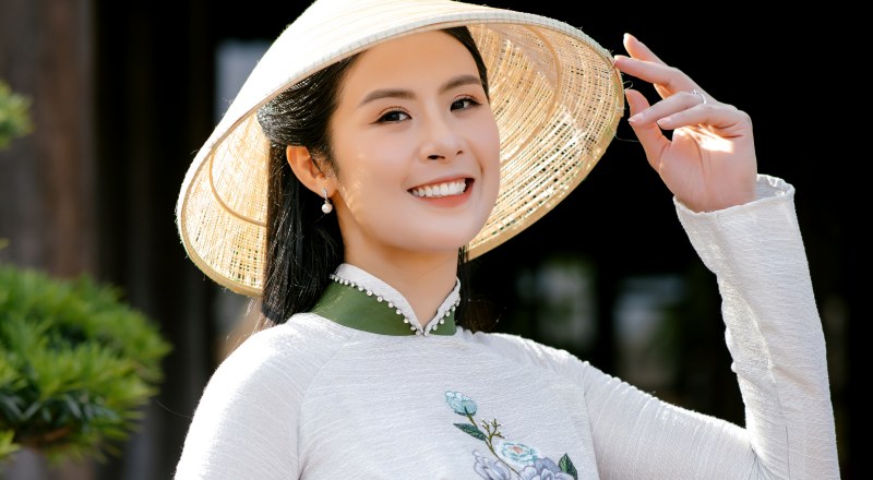 Ngọc Hân đằm thắm với áo dài khi trở lại Huế