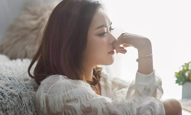 Ghé thăm chồng cũ sau 1 năm ly thân, nhìn chậu hoa sứ nở rực rỡ trước cửa nhà, cô lập tức xé đơn ly hôn quay về bên anh