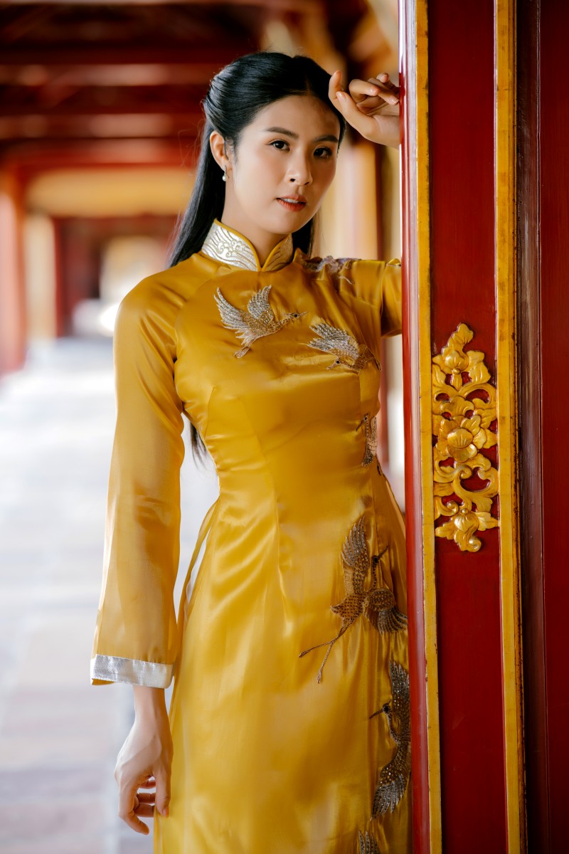 Trong suốt một ngày dài chụp hình với Đại nội Huế, Hoa hậu Việt Nam 2010 bắt gặp không ít hình ảnh các khách du lịch cũng mặc áo dài xưa đang ghi lại những khoảnh khắc đáng nhớ ở địa danh gắn liền với lịch sử triều đình nhà Nguyễn.