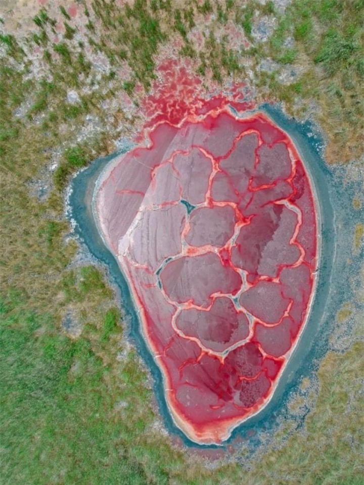 Kinh ngạc hồ nước đỏ thẫm mang hình dáng hệt như một quả tim  - 1