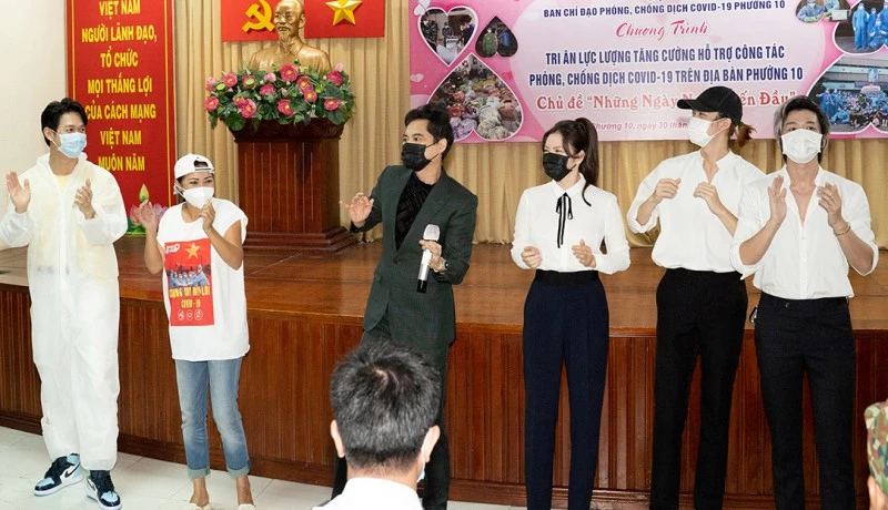 Lý Nhã Kỳ và Ngọc Sơn trong một hoạt động cộng đồng mùa dịch Covid-19 Lý Nhã Kỳ và Ngọc Sơn trong một hoạt động cộng đồng mùa dịch Covid-19