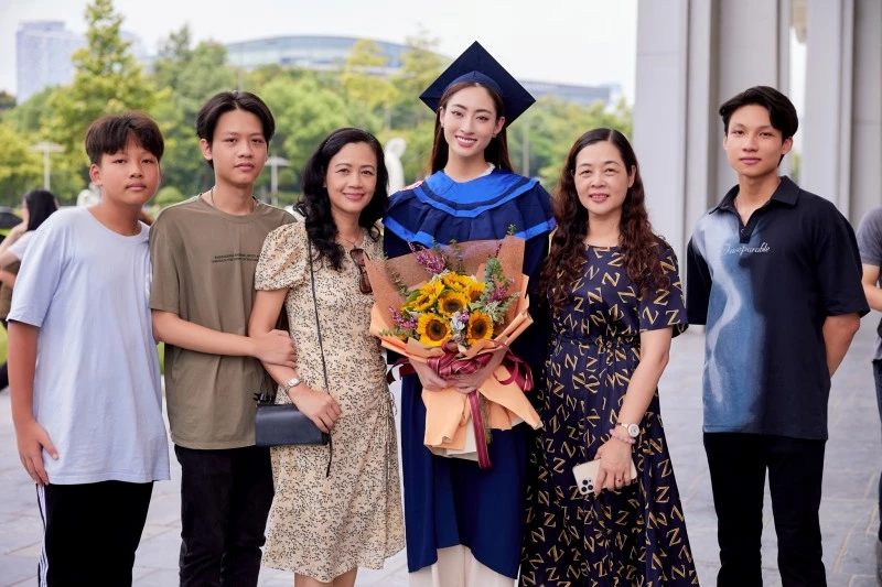 Lương Thuỳ Linh rạng rỡ chung vui cùng gia đình ngày tốt nghiệp