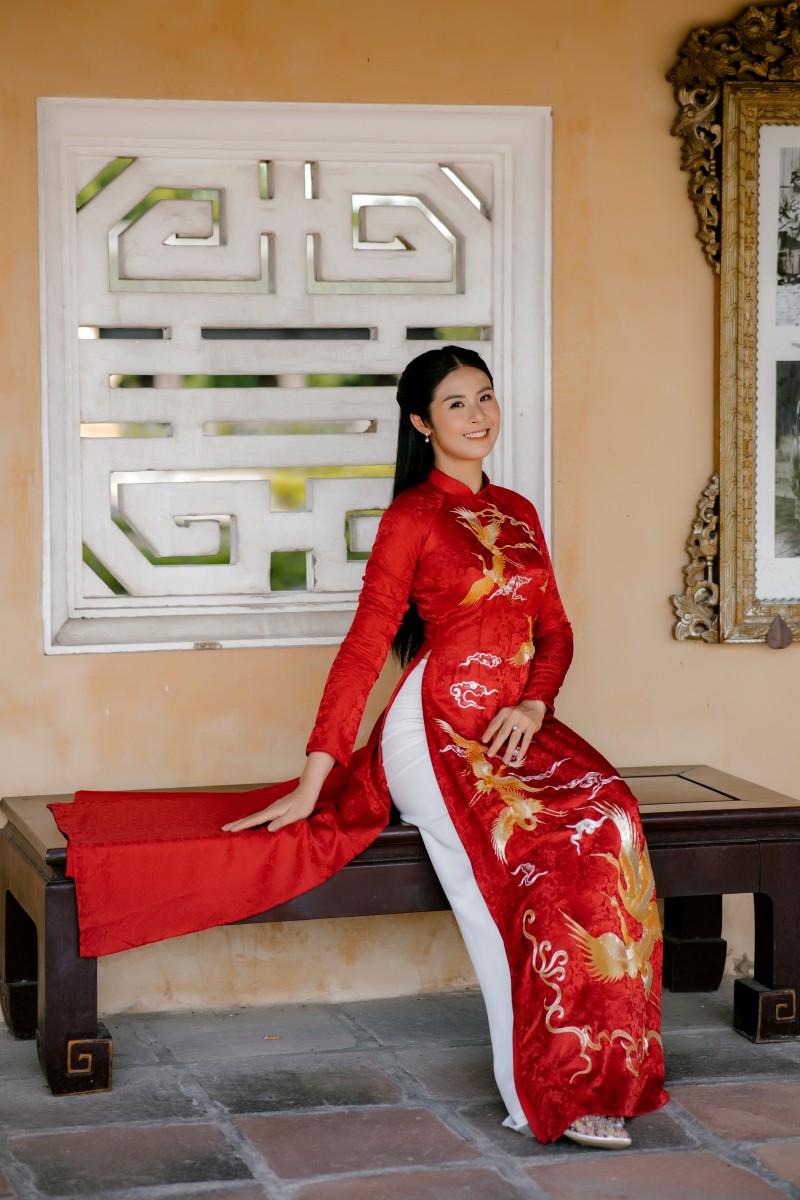  "Đây là một hình ảnh khiến tôi bồi hồi bởi ngày càng có những du khách biết trân trọng giá trị xưa và giữ gìn nét đẹp văn hoá truyền thống của Huế nói riêng, Việt Nam nói chung theo cách của riêng mình." - Ngọc Hân chia sẻ.