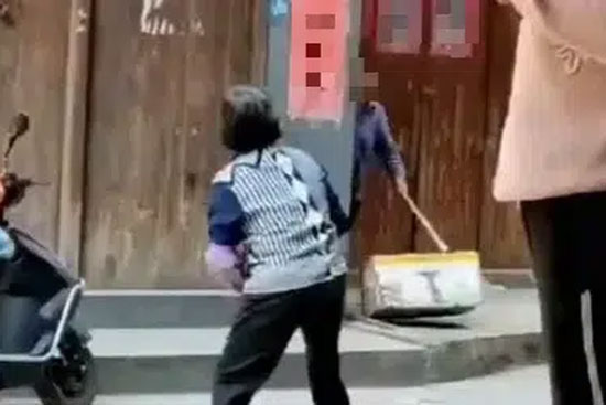 Vợ nhờ mẹ chồng và mẹ đẻ lên chăm con ai ngờ xảy ra 'liên hoàn biến', đi vắng mở camera xem mới bàng hoàng với cảnh tượng ở nhà