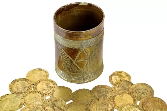 Những đồng tiền giấu ngay dưới sàn gỗ của nhà bếp từ thế kỷ 17,18 mà bây giờ mới được phát hiện.