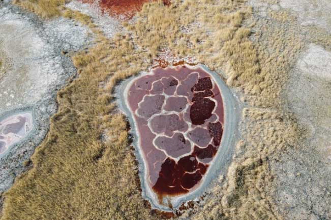 Kinh ngạc hồ nước đỏ thẫm mang hình dáng hệt như một quả tim