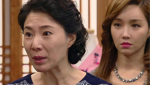 Con trai cặp bồ mẹ chồng vẫn bênh chằm chặp, con dâu liền hành động mạnh tay khiến bà sốc không đứng vững, cả nhà chồng nháo nhác giữa đêm khuya