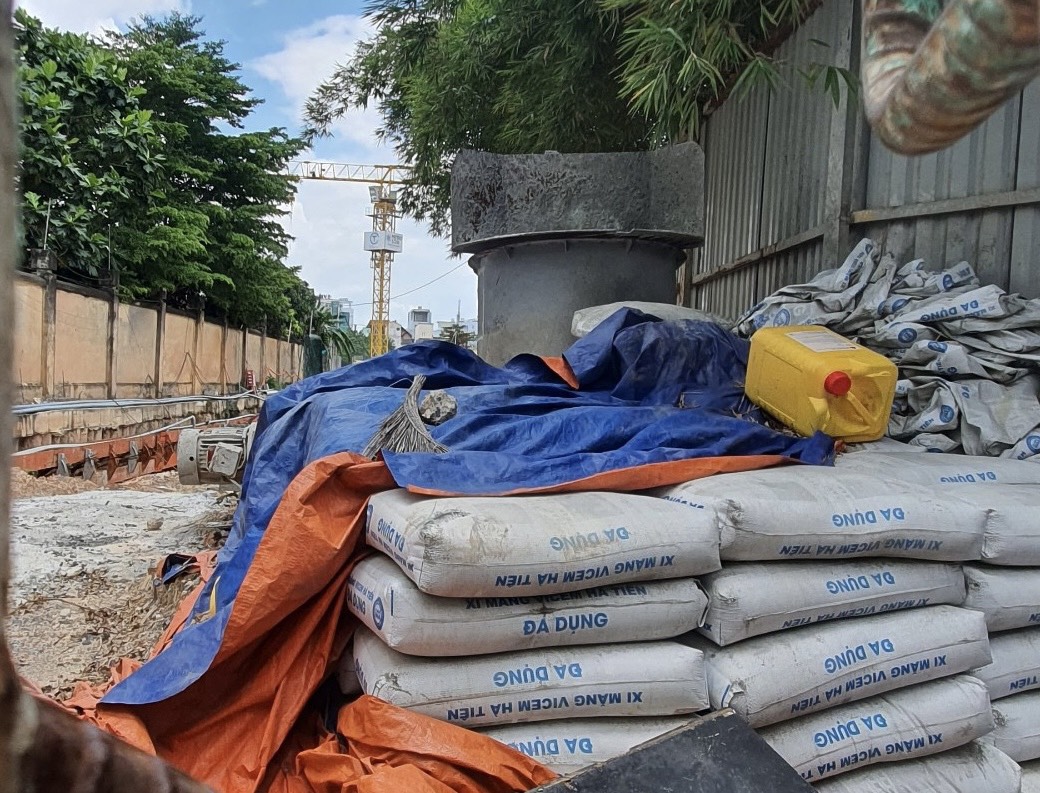 Bên trong dự án vẫn ngổn ngang