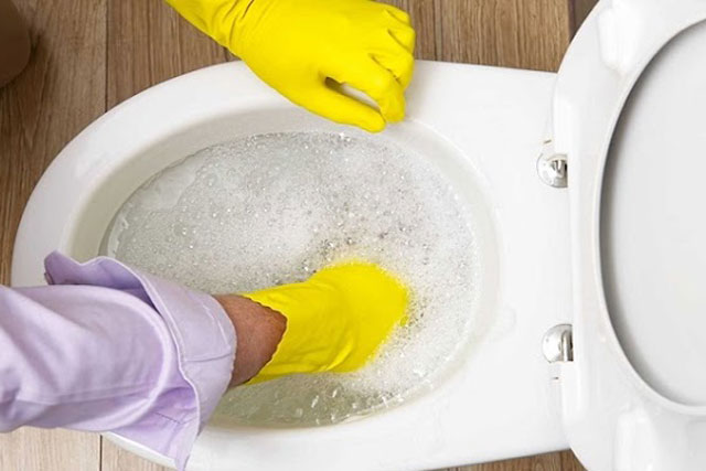 Đổ nước xà phòng vào bồn cầu nghĩ là tốt, ngờ đâu tốn bộn tiền gọi thợ đến thông tắc