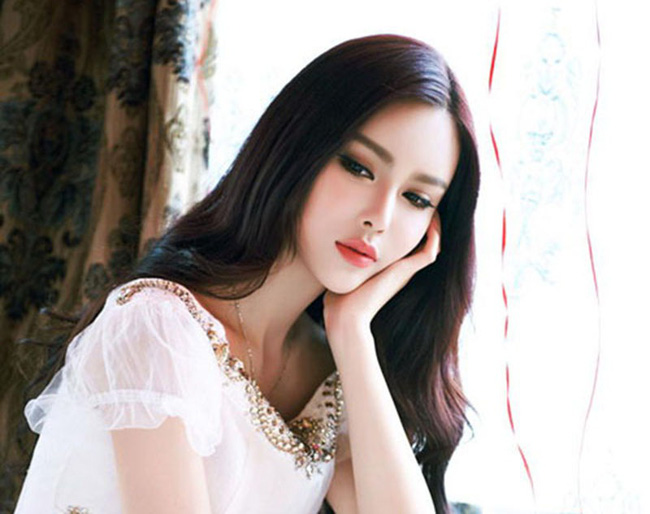 Đêm tân hôn, đang mặn nồng thì nghe tiếng rục rịch trong tủ, một giây sau, vợ chồng tôi hoảng hốt khi thấy có người ngã xuống nền nhà