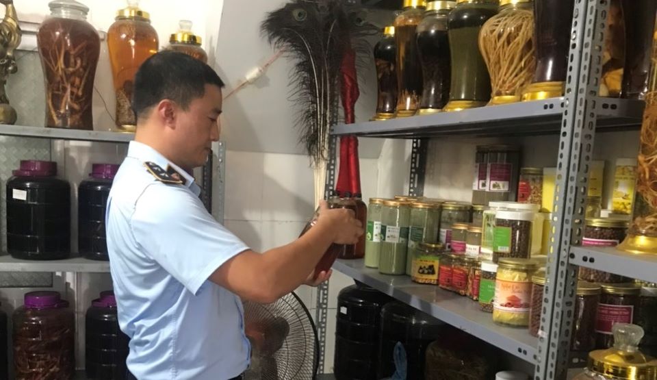 Hà Nội: Thu giữ gần 1.000 lít rượu ngâm không rõ nguồn gốc, xuất xứ