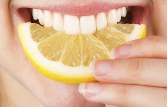 2 cách làm trắng răng với vỏ chanh bạn không được quên