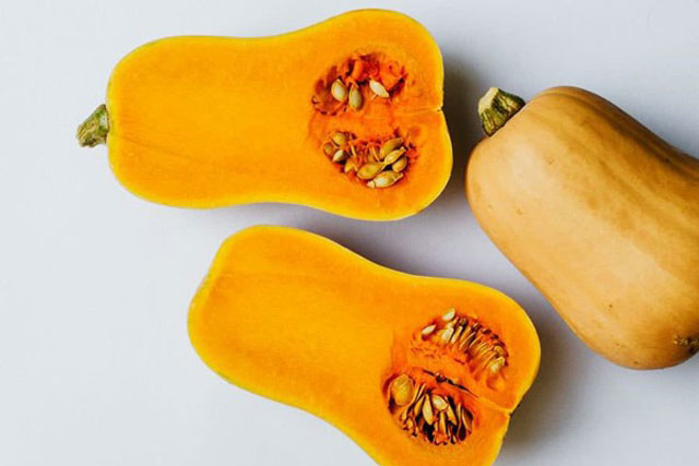 Bí đỏ cắt dở dễ bị thối, cứ xát thứ này lên để cả tháng không hỏng