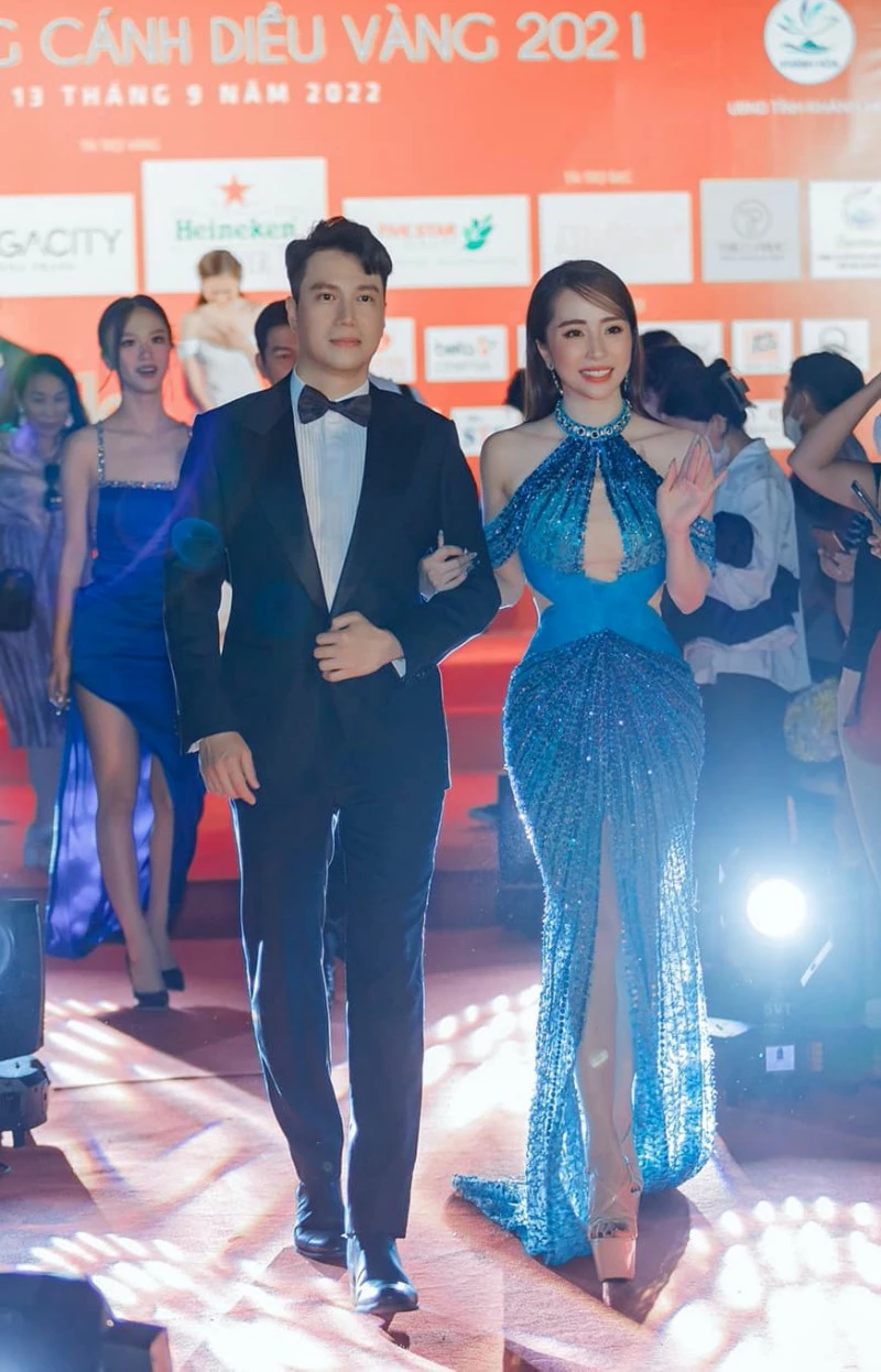 Tối qua, trên thảm đỏ Lễ trao giải Cánh Diều Vàng 2021, nữ diễn viên Quỳnh Nga gây chú ý khi sánh đôi với nam diễn viên Việt Anh. 