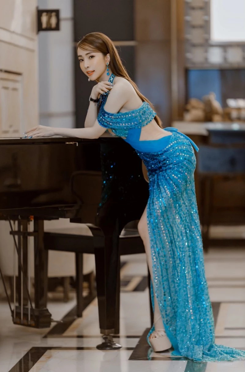 Sở hữu ngoại hình nóng bỏng, với hình thể lý tưởng, Quỳnh Nga khéo chọn cho mình một thiết kế dạ hội màu xanh dương đính kim sa lấp lánh, cực kỳ thu hút.