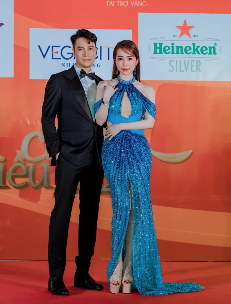 Bên cạnh Quỳnh Nga ở thảm đỏ và sự kiện là nam diễn viên Việt Anh. 
