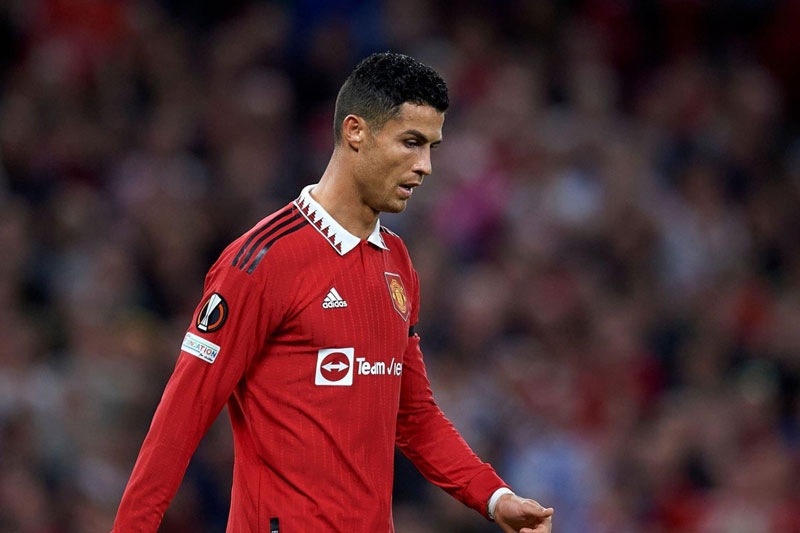 Không thua kém Messi, Ronaldo thể hiện phong thái 'đàn anh' tại MU