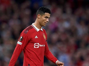 Không thua kém Messi, Ronaldo thể hiện phong thái 'đàn anh' tại MU