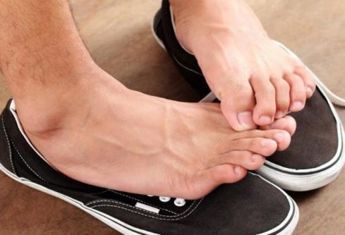 4 cách chữa hôi chân bạn không được quên
