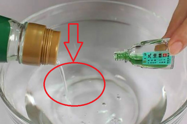 Đổ dầu gió vào giấm trắng, giải quyết vấn đề nhà nào cũng gặp, ai biết cũng vội học theo