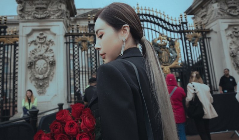 Hoa hậu Hoàng Dung đặt hoa tưởng niệm Nữ hoàng Anh