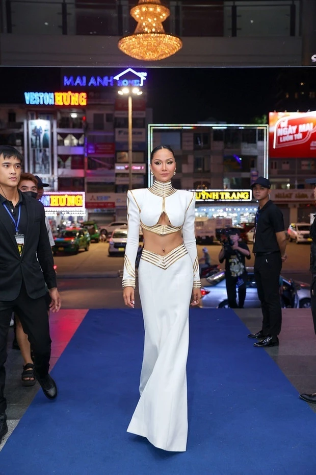 H'Hen Niê diện một chiếc đầm trắng trông rất quyền lực trong chung kết Miss Peace Vietnam 2022 