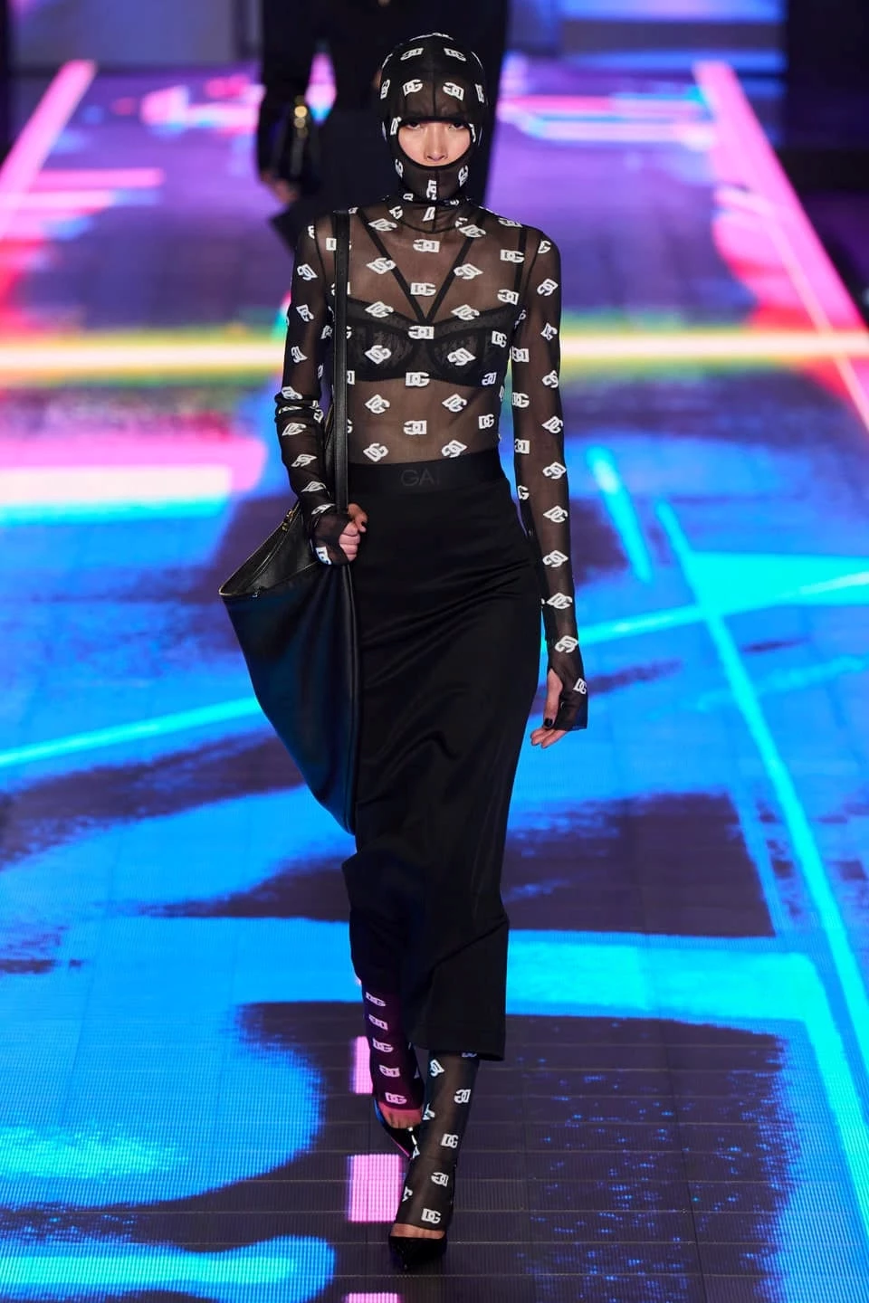 Tại Tuần lễ thời trang Milan Thu - Đông 2022, ngoài suất diễn ở D&G, cô còn trúng thêm show thuộc 2 thương hiệu là GCDS và Philip Plein