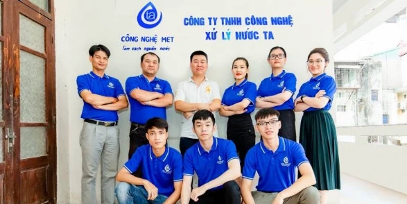 Ông Vũ Tiến Anh - Giám đốc Công ty TNHH Công nghệ xử lý nước TA - và đội ngũ nhân viên.