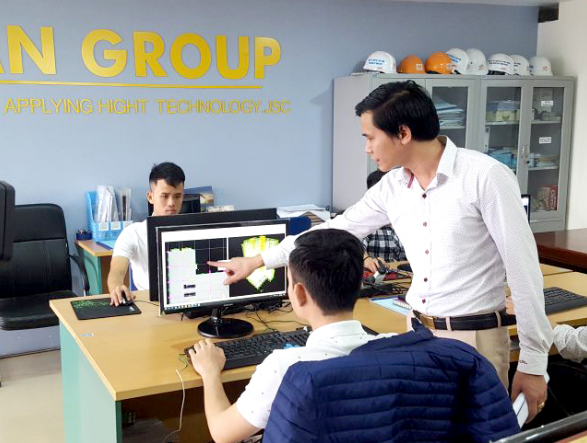 Anh Nguyễn Xuân Thủy hướng dẫn nhân viên thiết kế dự án.