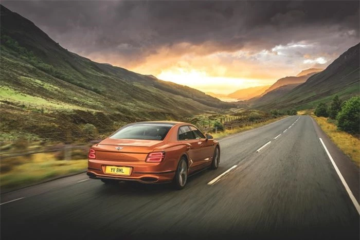  Xe được trang bị hộp số ly hợp kép 8 cấp ZF tương tự mẫu Continental GT, tuy nhiên cảm giác chuyển số trên Flying Spur Speed mượt mà hơn nhờ thay đổi thuật toán. Bentley cho biết xe có khả năng tăng tốc 0-96 km/h trong 3,7 giây, nhanh hơn phiên bản Speed 0,4 giây. Tốc độ tối đa hơn 330 km/h. 