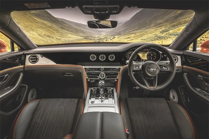  Khoang lái của Bentley Flying Spur Speed được trang bị vật liệu Dinamica Plus. Đây là loại vật liệu thân thiện môi trường với 73% là nhựa tái chế. 