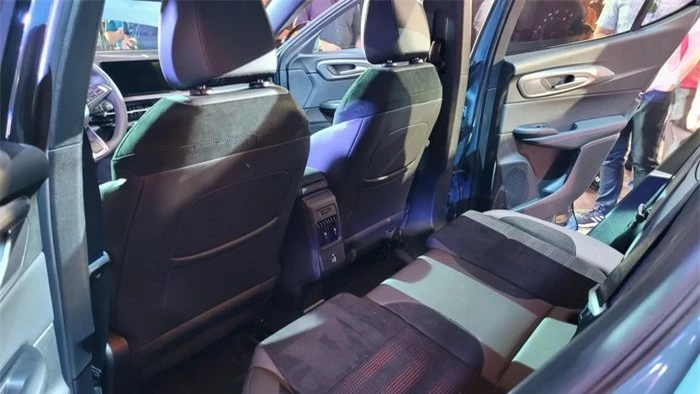 Dodge cho biết hệ thống giải trí ở Hornet cung cấp khả năng tùy chỉnh rộng rãi cũng như các tùy chọn âm nhạc, điều khiển điều hòa và vị trí ghế có thể được liên kết với từng cấu hình riêng lẻ. Hàng ghế sau đủ không gian cho 2 người lớn, trường hợp đi 3 người lớn thì không gian tương đối chật hẹp.