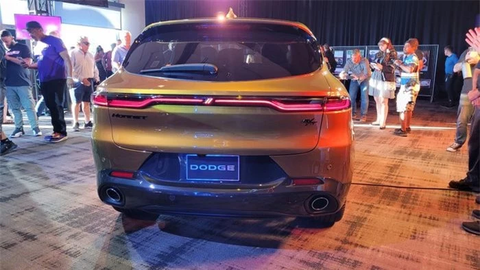 Đầu xe mang ngôn ngữ thiết kế tương tự mẫu xe thể thao cơ bắp Dodge Charger. Mui xe có 2 ô thông gió. Cụm đèn pha LED thanh mảnh Hornet mang tông màu vàng chanh khá nổi bật, phía sau có hai đầu ống xả thể thao đi kèm với dải đèn hậu LED liền mạch.