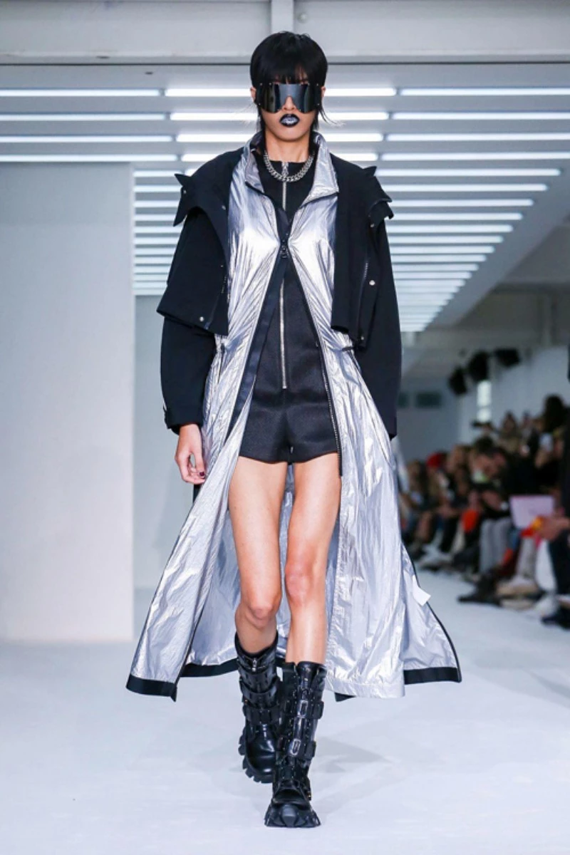 Phương Oanh đã trúng được 4 show của các nhà mốt lớn  như Maison Margiela, 16Arlington, Fashion Hong Kong, Bosideng tại London Fashion Week mùa Thu - Đông 2020. Hình ảnh của cô cũng được vinh danh trên Instagram của sự kiện đình đám này