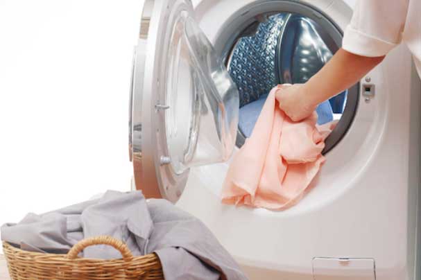 Vo viên giấy bạc rồi ném vào máy giặt, bạn sẽ tiếc vì không biết mẹo này sớm hơn