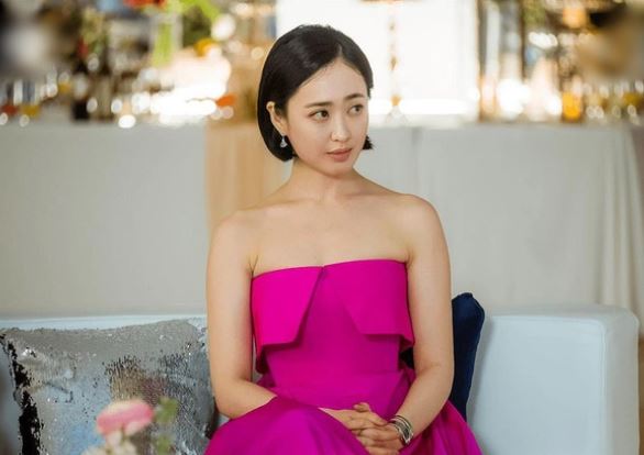 Chồng tỉ mẩn gỡ xương cá cho tôi ăn, mẹ chồng nhìn thấy liền "xách mé" một câu khiến vô số quan khách ngỡ ngàng