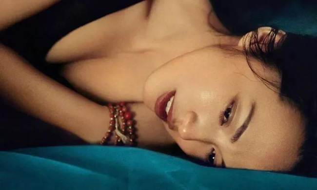 Đêm tân hôn, chồng nhẹ khoe có quà đặc biệt tặng vợ, nhìn rõ món quà ấy mà tôi suýt ngất vì phẫn nộ