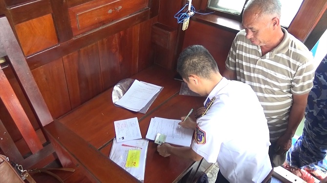 Cảnh sát biển tạm giữ tàu vận chuyển 100.000 lít dầu không rõ nguồn gốc 