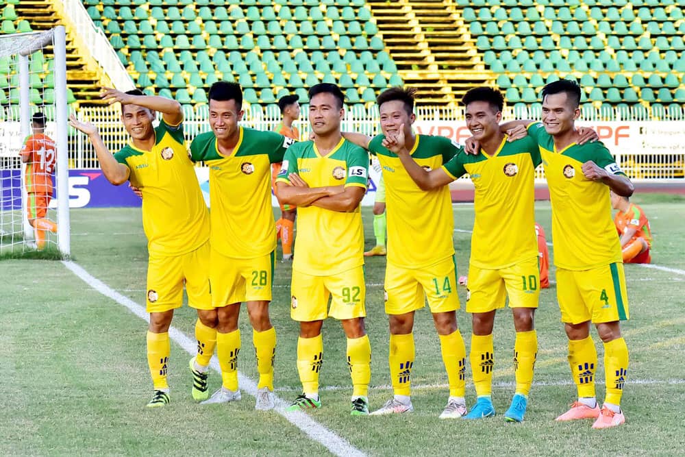 Đội bóng của người đại diện Quang Hải đối diện nguy cơ giải thể?