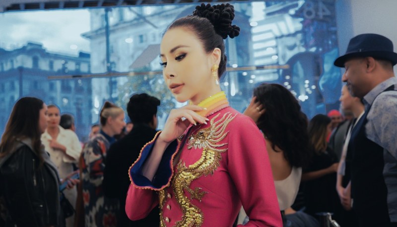 Nàng hậu Việt diện áo dài đi xem show tại London