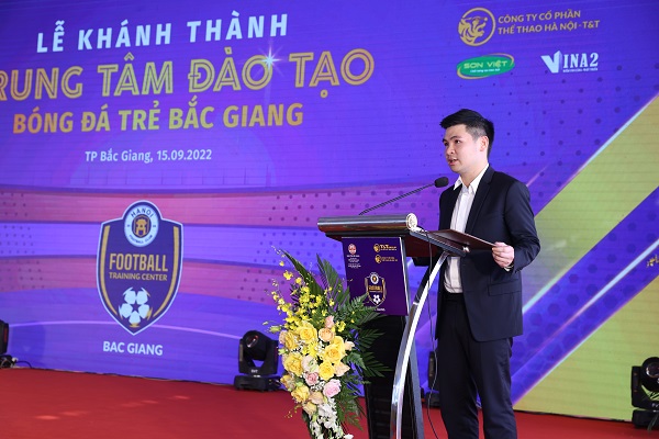 Ông Đỗ Vinh Quang - Phó Chủ tịch HĐQT, Phó Tổng Giám đốc Tập đoàn T&T Group, Chủ tịch CLB bóng đá Hà Nội - phát biểu tại lễ khánh thành Trung tâm Đào tạo bóng đá trẻ Bắc Giang. 