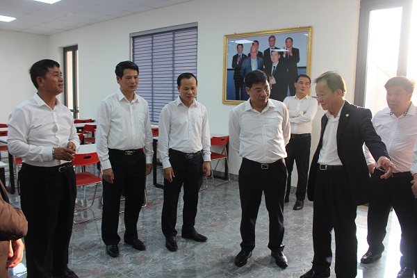 Lãnh đạo tỉnh Bắc Giang và ông Đỗ Quang Hiển - Chủ tịch Ủy ban Chiến lược Tập đoàn T&T Group, thăm cơ sở vật chất của Trung tâm đào tạo bóng đá trẻ Bắc Giang. 