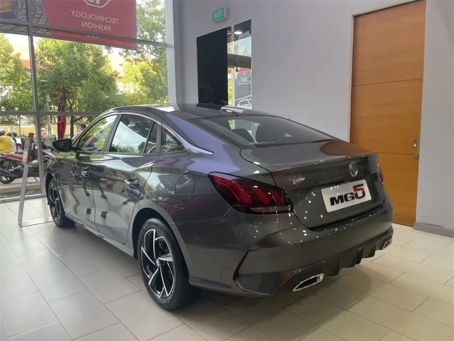 MG Việt Nam 'ngậm ngùi' tăng giá bán MG 5 và MG ZS, khó khăn 'chồng' khó khăn 187652