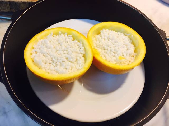 Dùng nước cam để nấu cơm mẹ chồng chê con dâu đoảng, đến khi ăn thử mới "tròn mắt" bất ngờ